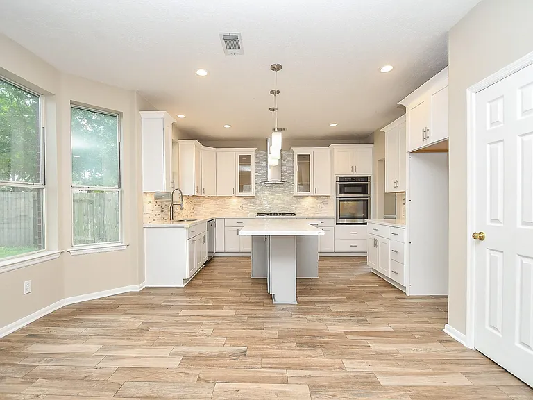 215 Windrift Ct — Photo 9