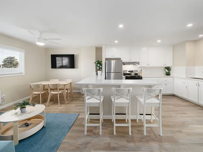 450 Manhattan Ave — Photo 1