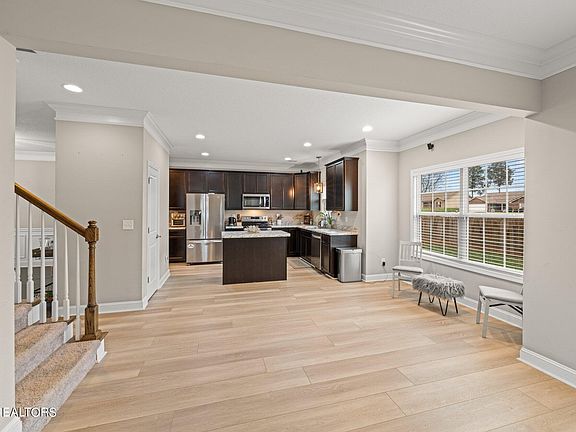 5th image of 488 Evelyn Dr