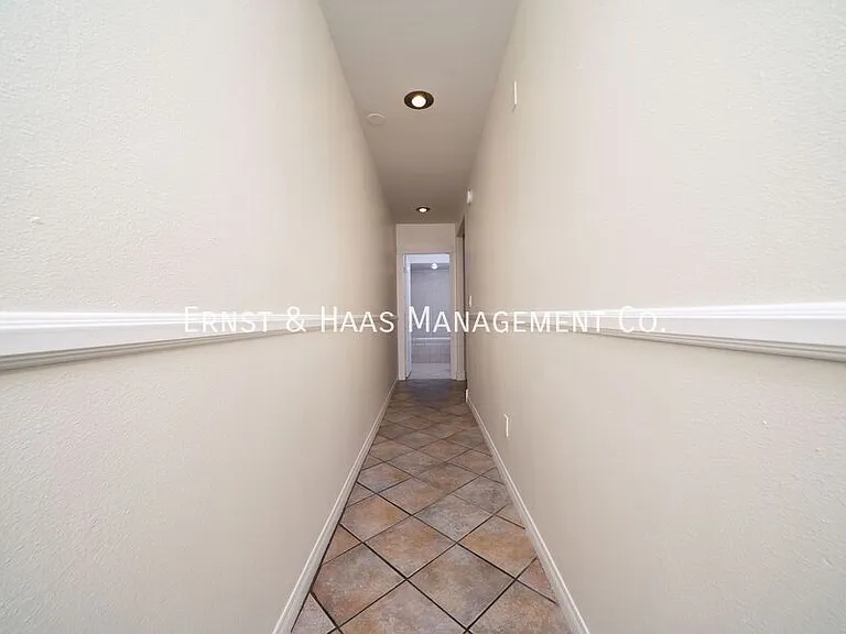 1635 E Erie St — Photo 9