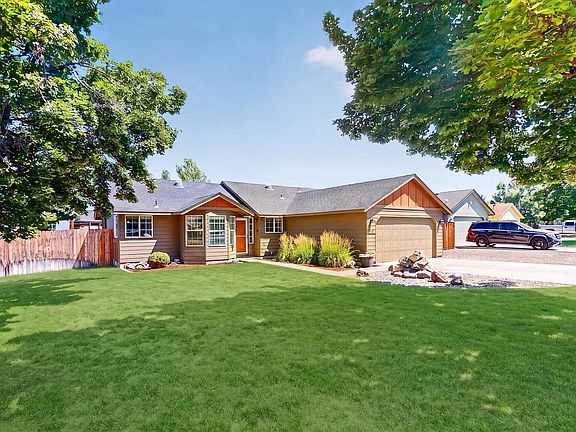 4th image of 2939 SW Reindeer Ave