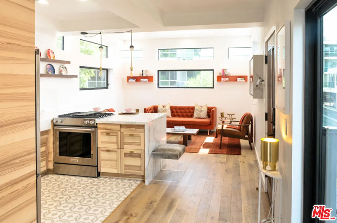 2 bed, 2.5 bath, 908 sqft, $5,500 — Photo 4