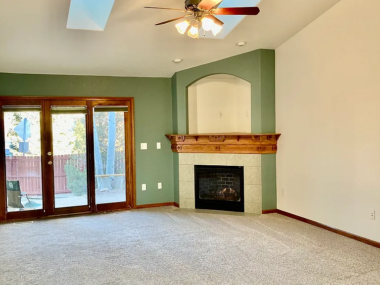 3011 Ivy Dr — Photo 2