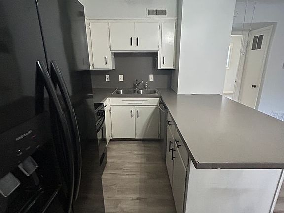 3rd image of 969 W Holly St #3