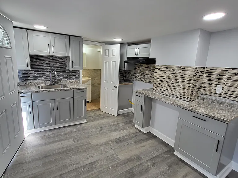 25 Manning Ave — Photo 2