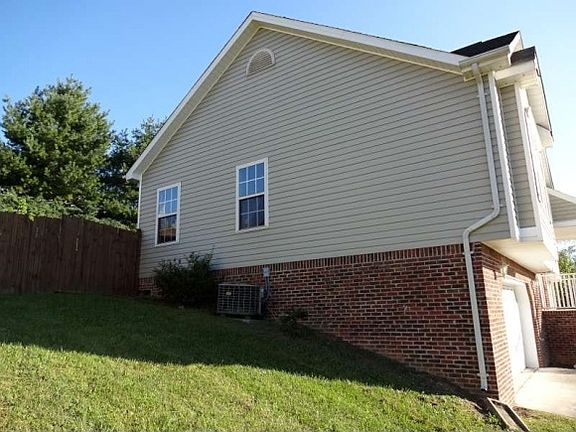 3rd image of 350 Parker Ln