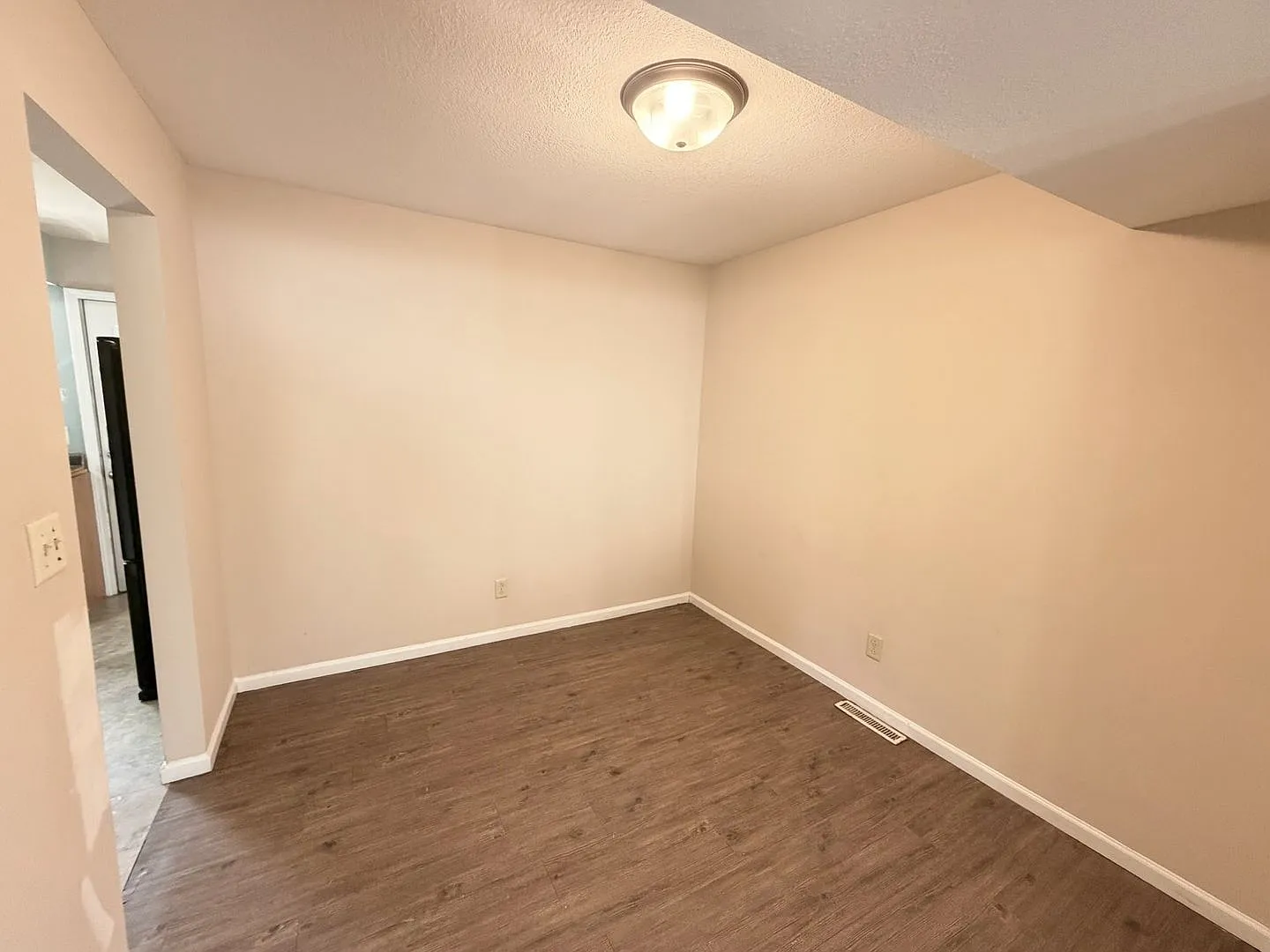 706 Crescent Dr — Photo 3