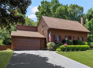 1 Sturbridge Dr, Warwick, RI 02886