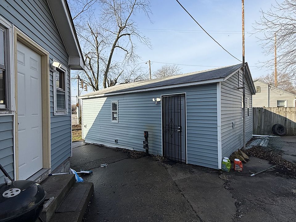 2nd image of 612 E Grand Ave