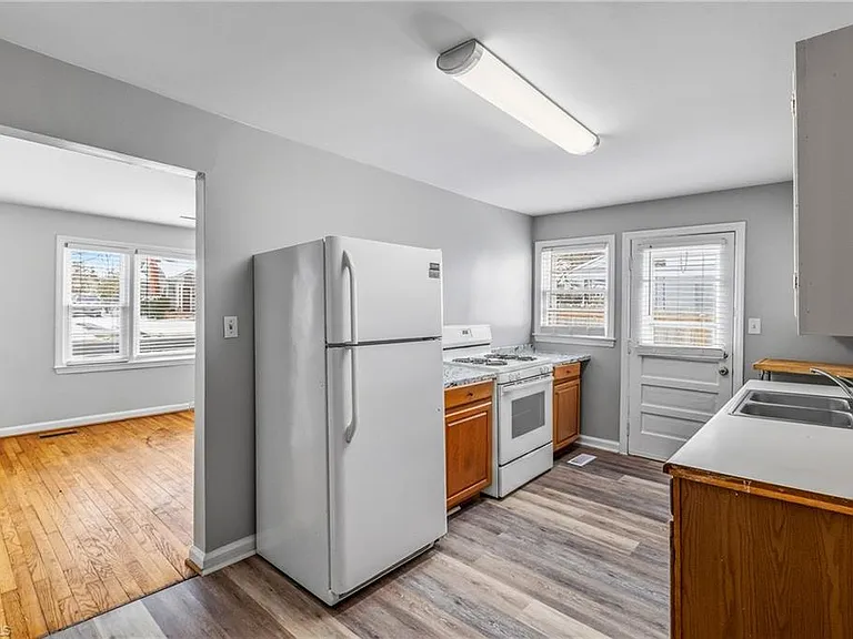 720 S Elam Ave — Photo 7