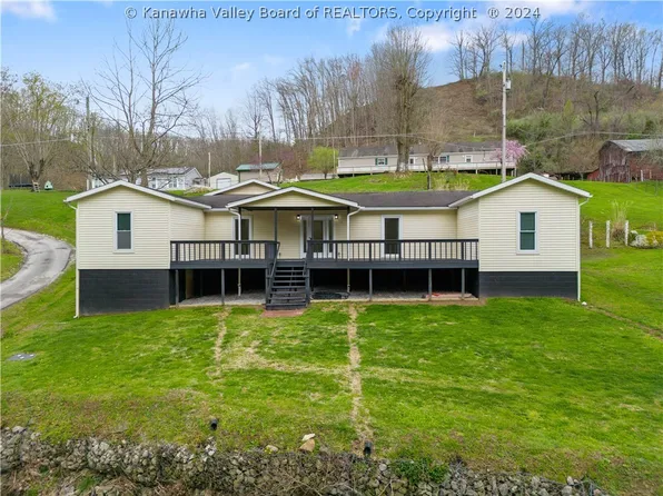 656 Tacketts Branch Rd, Hurricane, WV 25526