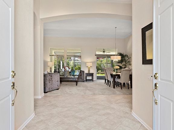 5th image of 324 Roundhill Ct