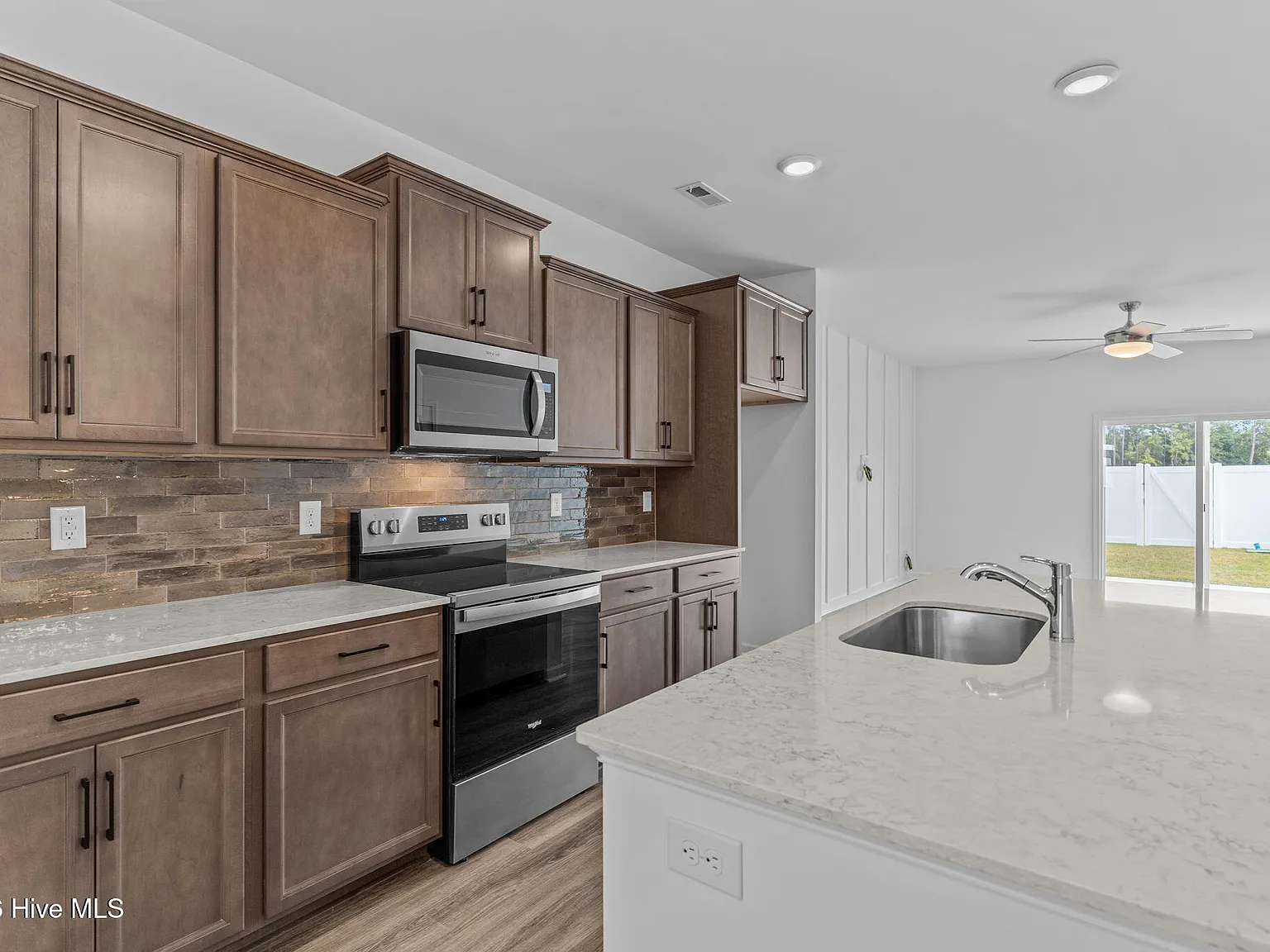 2 bed, 2.5 bath, 1816 sqft, $2,225 — Photo 4