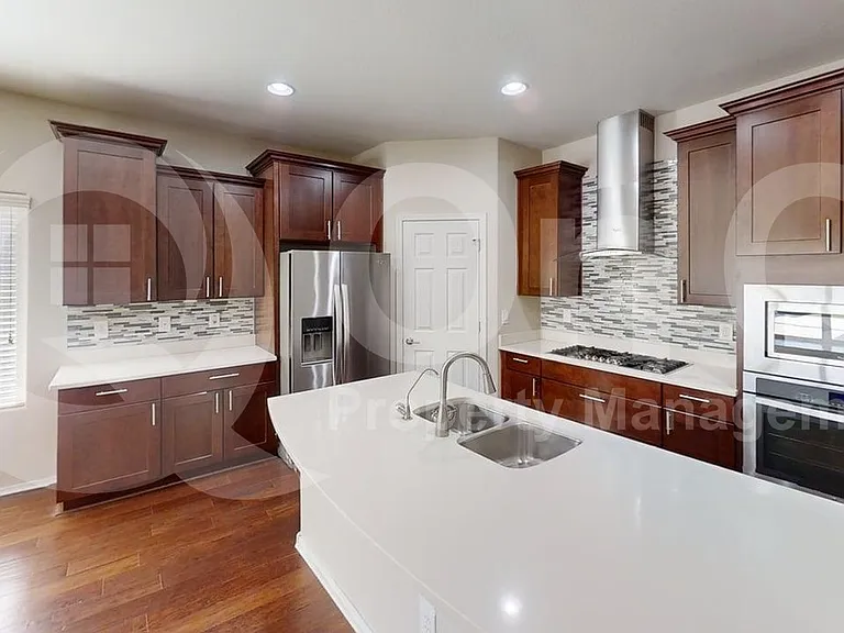 1015 W Spur Dr — Photo 2