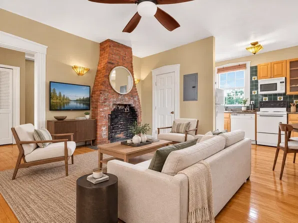 122 W Wyoming Ave #C, Melrose, MA 02176