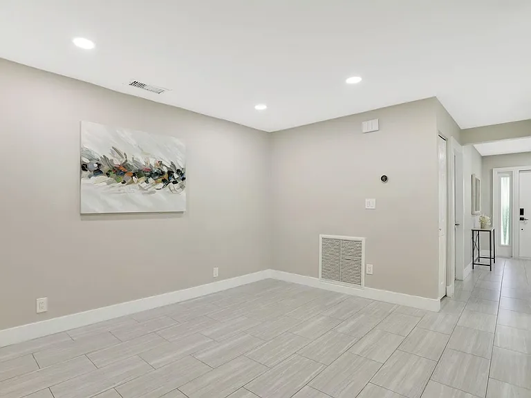 1035 NW 5th Ave — Photo 4