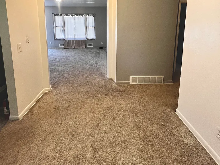 719 W Bundy Ave — Photo 4