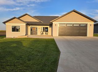 2006 N Walnut St, Hull, IA 51239
