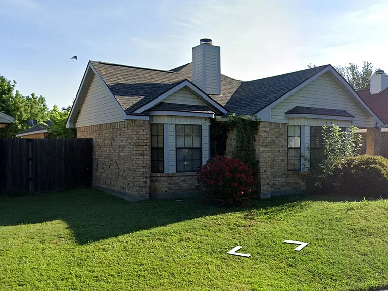 1715 Windmill Ln — Photo 1