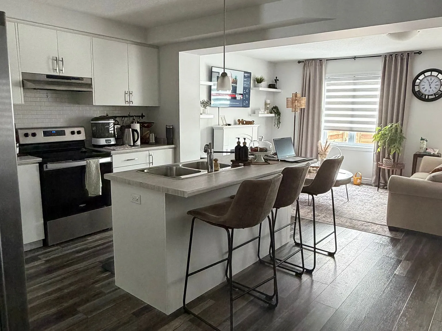 3 bed, $2,400 — Photo 3