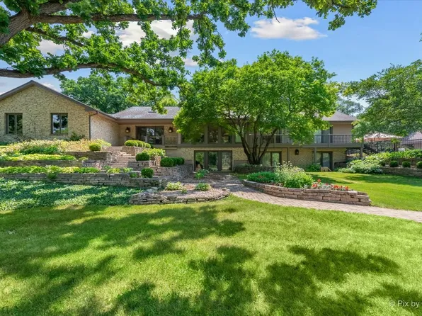 1088 Center Dr, South Elgin, IL 60177