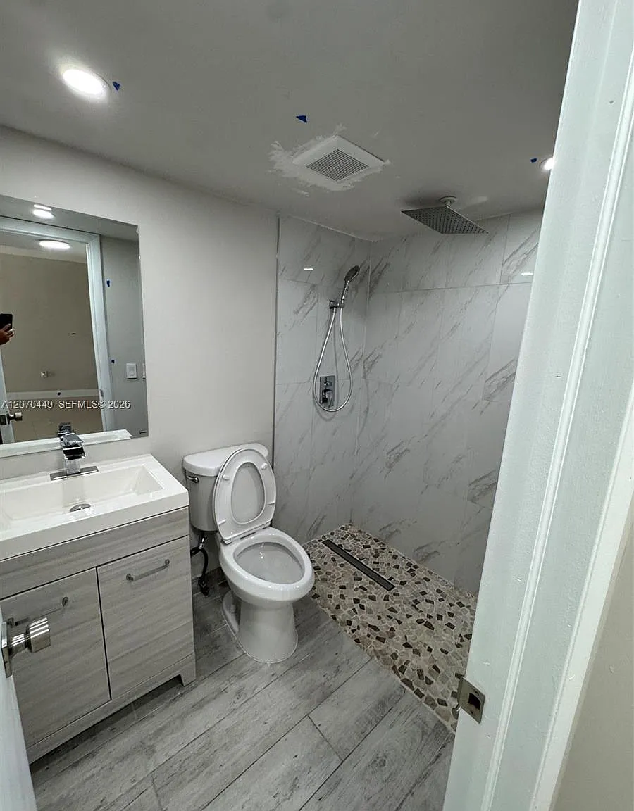 3 bed, 1096 sqft, $2,350 — Photo 1