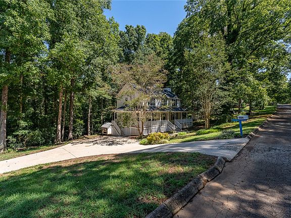 3rd image of 104 Woody Ln