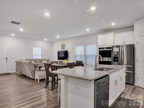 5th image of 300 Cedar Knoll Cir