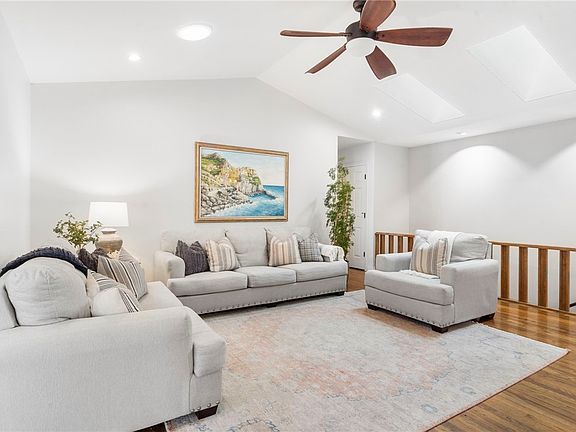 4th image of 36 Churchill Dr