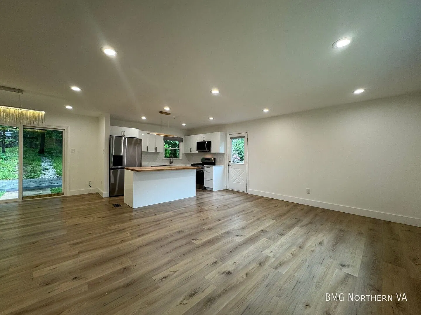 Modern 3BR/3BA In Springfield With Updated Kitchen And Finished Basement — Photo 4