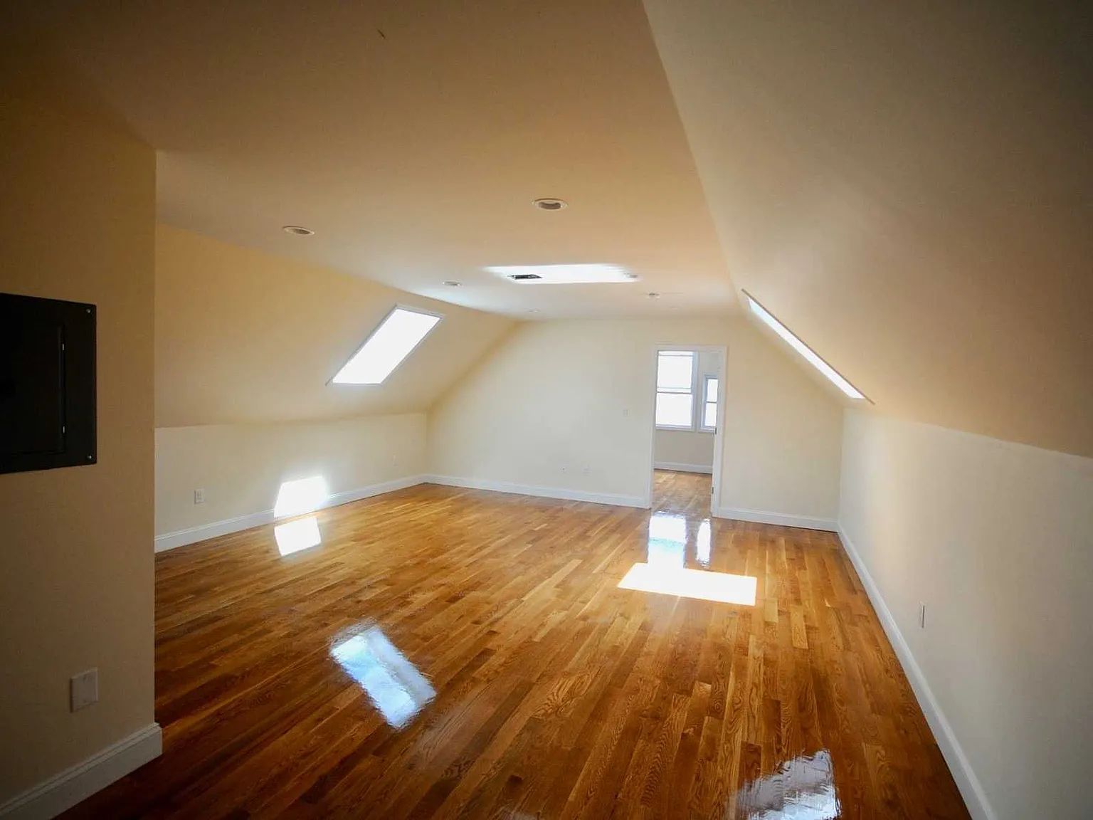 7 bed, $5,600 — Photo 2
