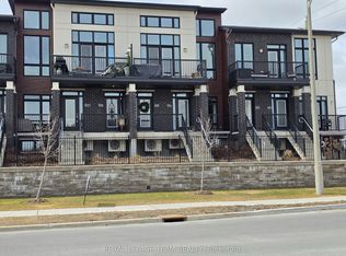 814 Ralph Hennessy Ave, Ottawa, ON K1X0E4