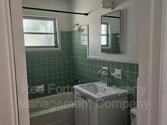 4th image of 1531 Grace Ave