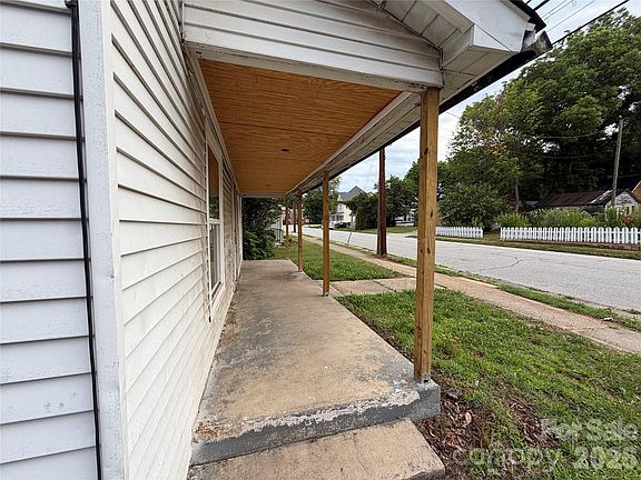 5th image of 305 W Harrison St