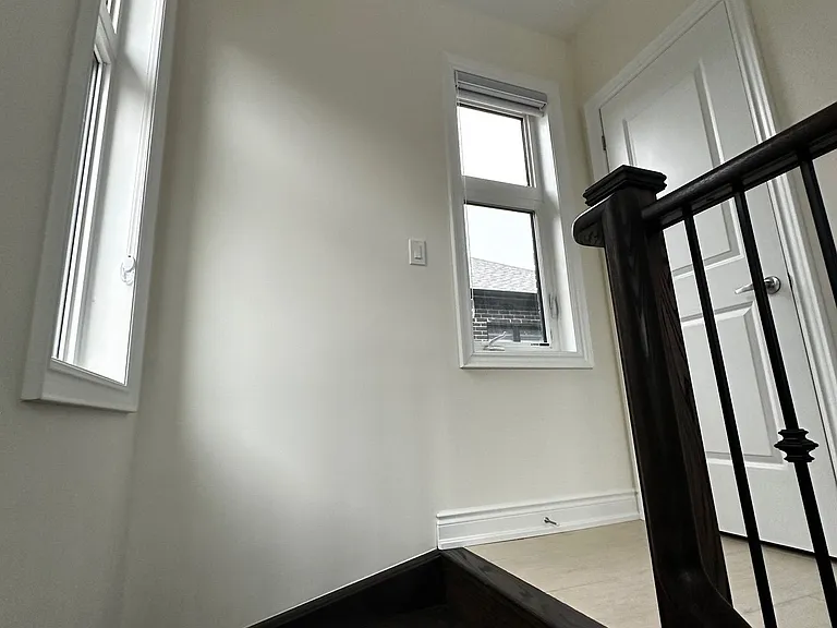 33 Rowe St #COACH — Photo 4