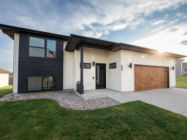 2402 Larkspur Ridge Dr, Brookings, SD 57006