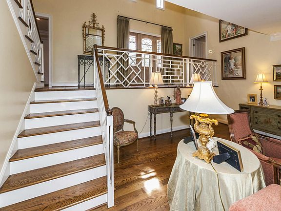 3rd image of 2202 Lake Ln
