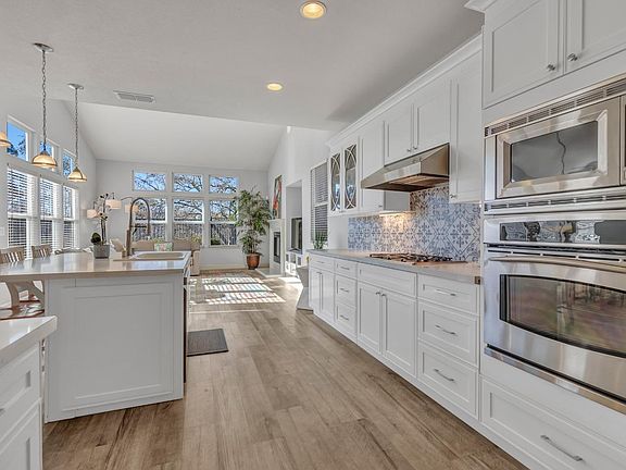 3rd image of 2331 Lansdowne Place
