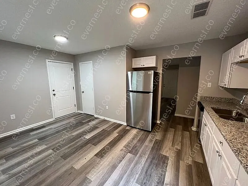 3 bed, 1.5 bath, 986 sqft, $1,072 — Photo 3