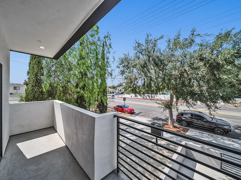 11516 Victory Blvd — Photo 30