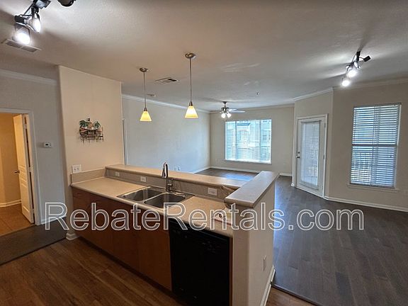 3rd image of 8290 Gate Pkwy #212