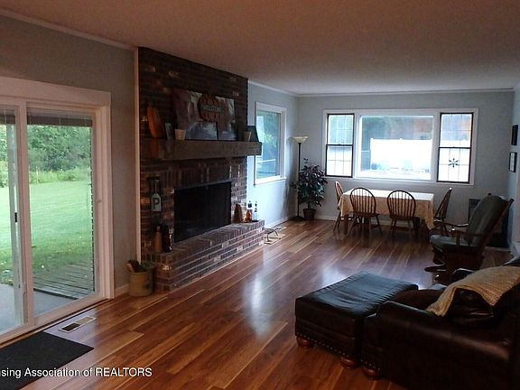 4th image of 9424 Pineview Dr