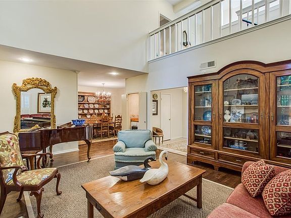 4th image of 300 Sugarberry Cir