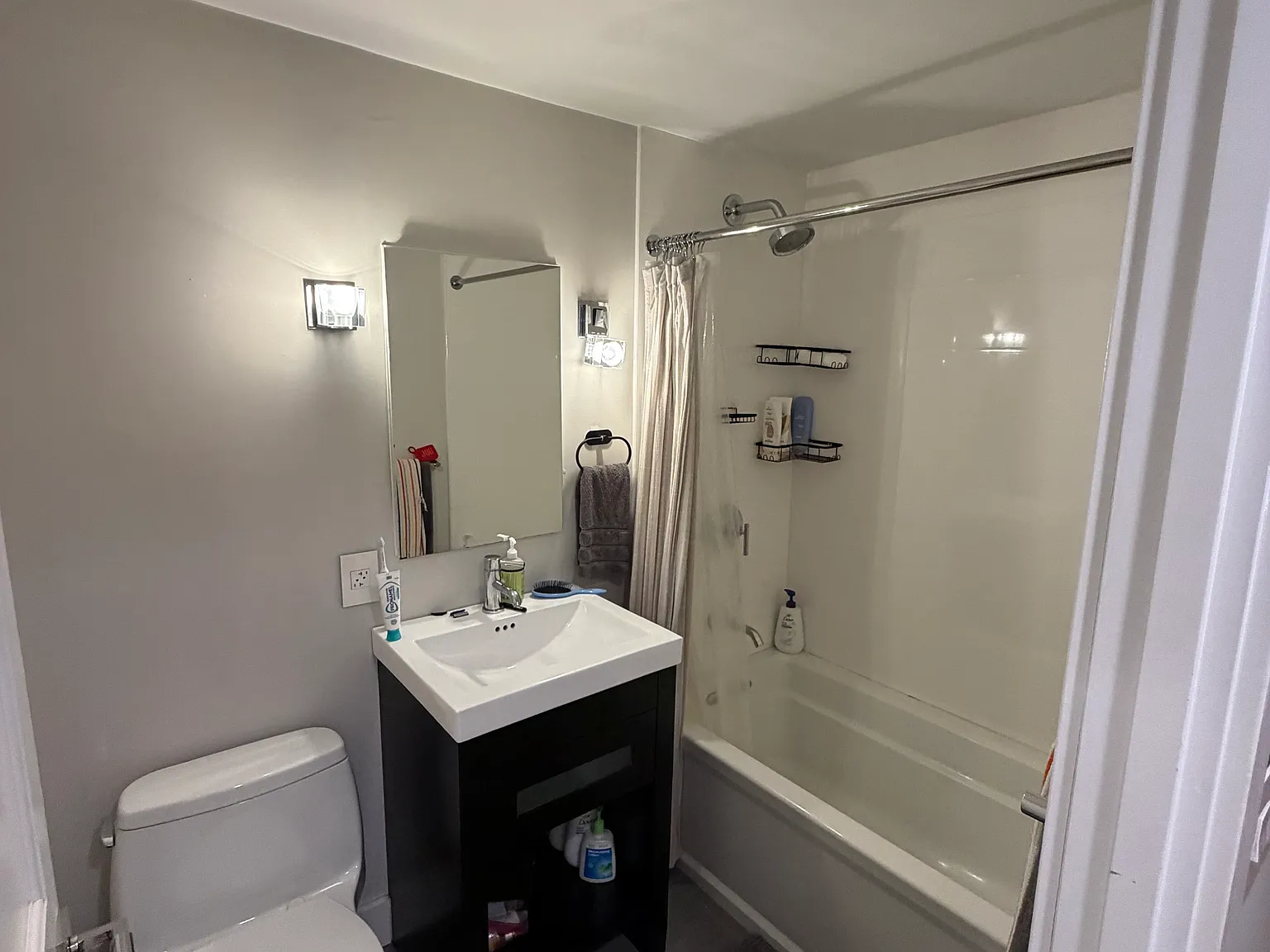 2 bed, 850 sqft, $4,000 — Photo 2