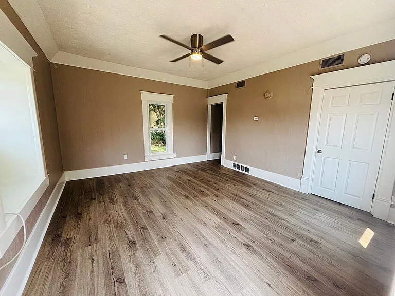 404 N Georgie Ave — Photo 2
