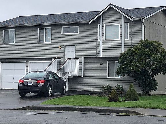 Split level home on culdesac