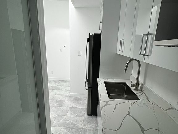 5th image of 1375 Bathurst St Unit B