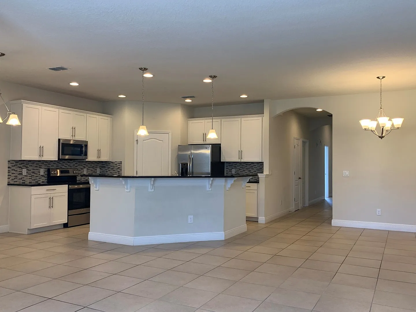 Beautiful 4/3 with fenced yard in Hunters Creek! Available August 2026 — Photo 4