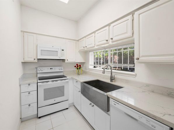 10855 Meadowglen Ln APT 916, Houston, TX 77042