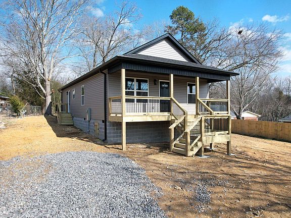 3rd image of 215 Marion Cir SE